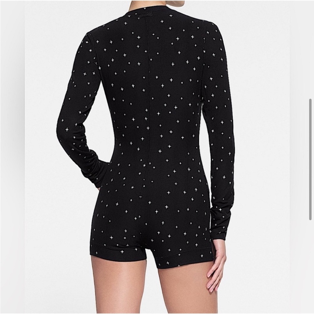 SKIMS Black Starry Long Sleeve Pajama Romper - Picture 4 of 8